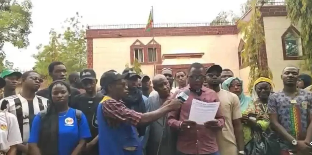 متظاهرون ماليون أمام السفارة الموريتانية في باماكو يهددون بحرق محلات الموريتانيين في كل البلاد