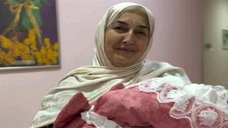 بعد 38 سنة من الزواج.. سيدة ترزق بمولودها الأول في عمر 63(صورتها)