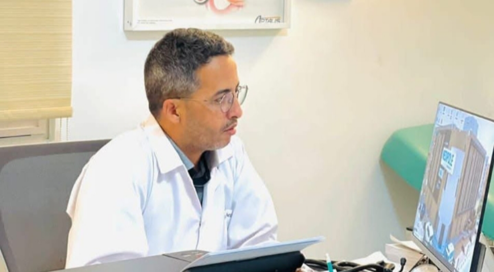 كبير الأطباء يشرح لوزيرة الصحة الجديدة تَرَدِّي الأوضاع وعجز المستشفيات ووفاة بعض المرضى بسبب..